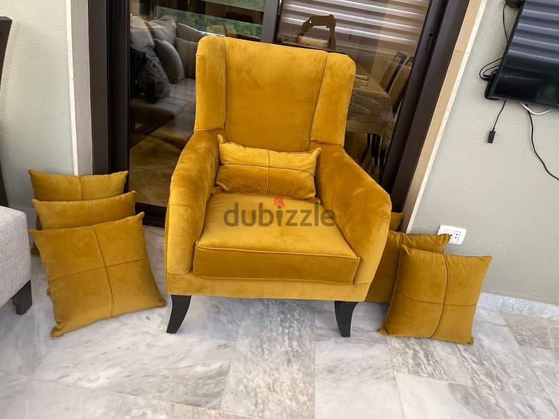 arm chair , very confort ,with sixdecoratve cushions. 1