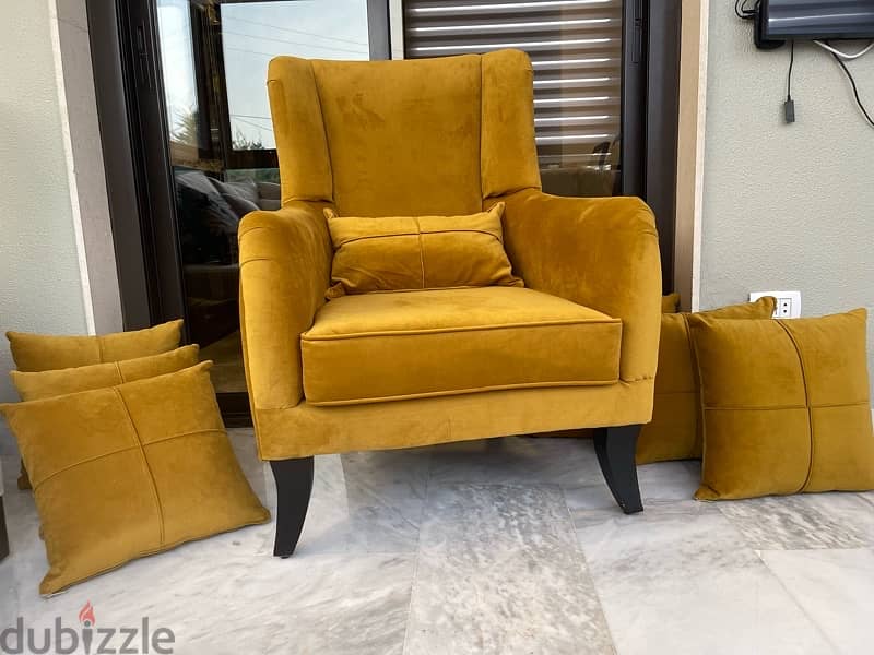 arm chair , very confort ,with sixdecoratve cushions. 2