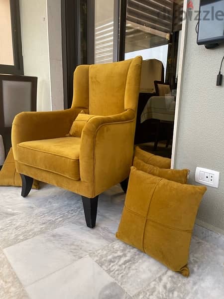 arm chair , very confort ,with sixdecoratve cushions. 3
