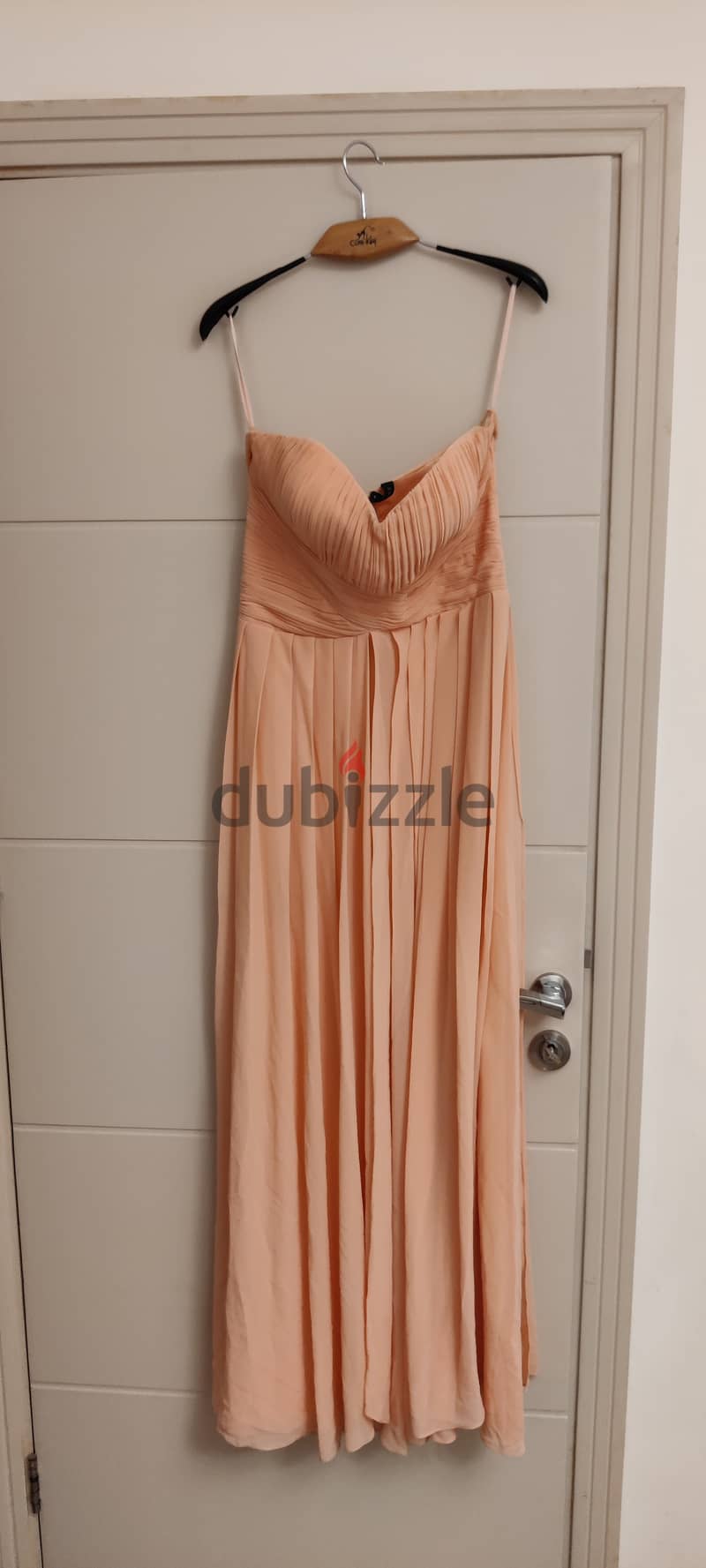 Peach colored dress Strapless silhouette 2