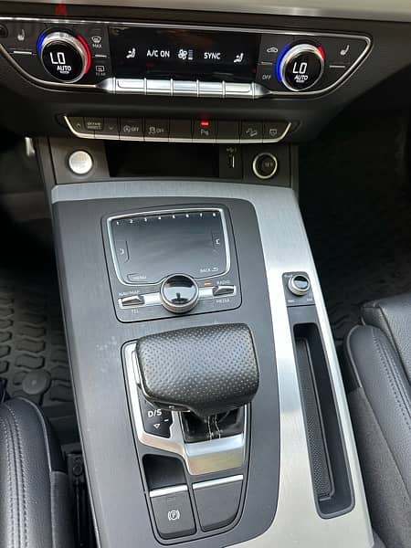 Audi Q5 Quattro S-line 2018 gray on black (clean carfax) 14