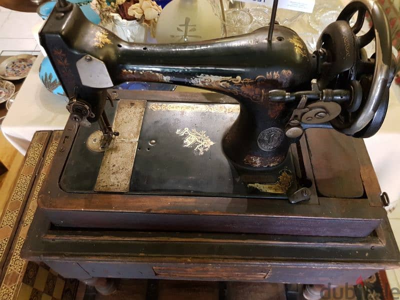 ماكينة خياطة يدوية شغالة قديمة للبيع 0