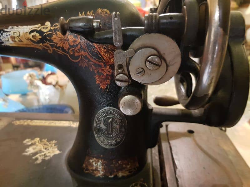 ماكينة خياطة يدوية شغالة قديمة للبيع 2
