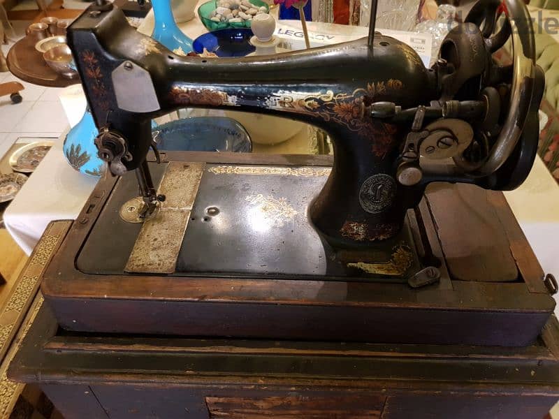 ماكينة خياطة يدوية شغالة قديمة للبيع 3