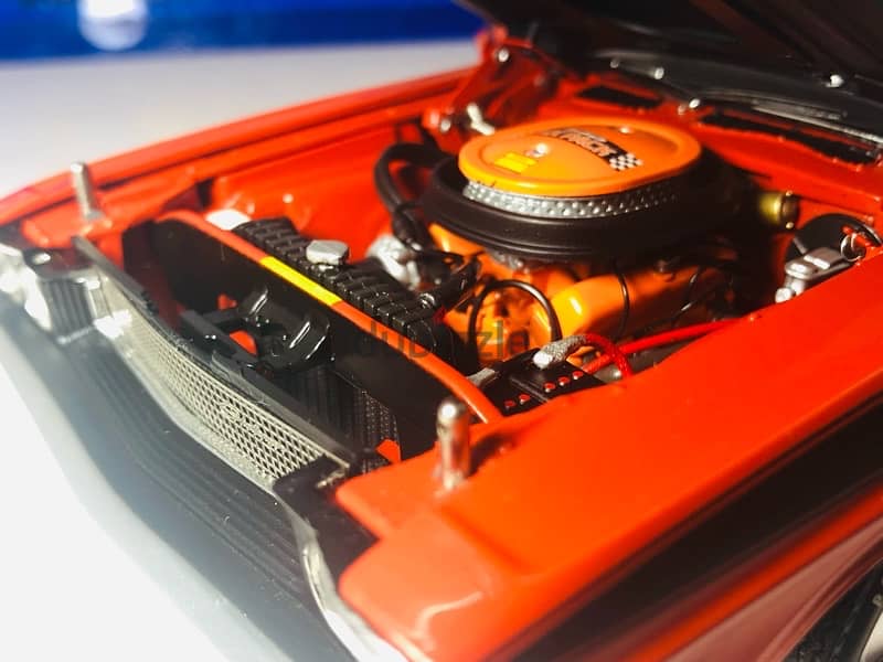 1/18 diecast Dodge Challenger T/A 1970 Muscle 340 Engine ! 1