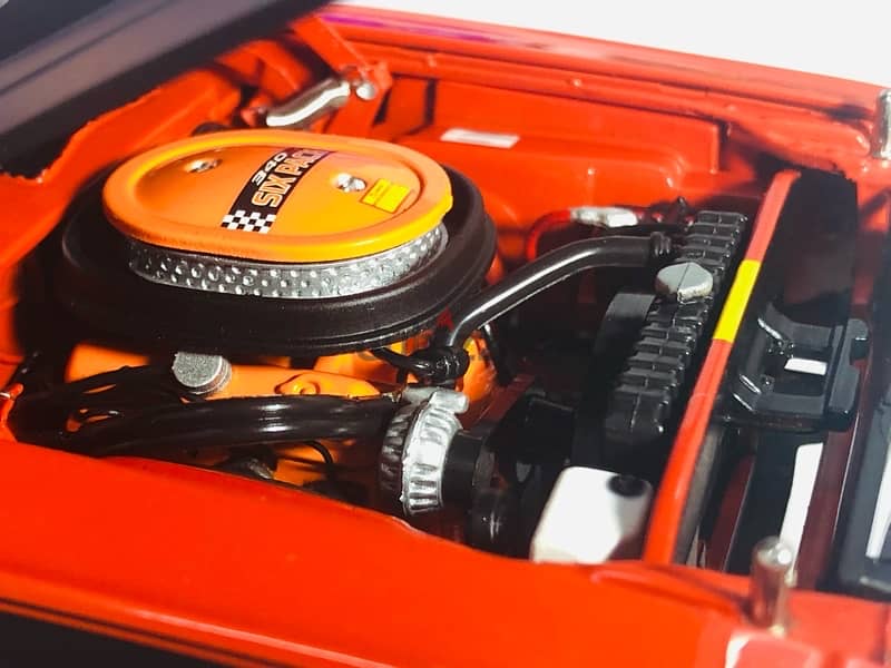 1/18 diecast Dodge Challenger T/A 1970 Muscle 340 Engine ! 5