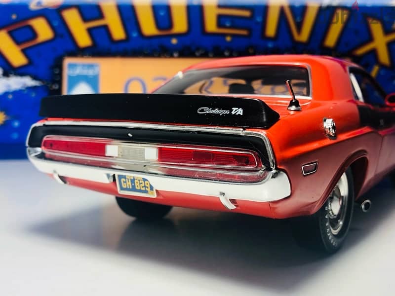 1/18 diecast Dodge Challenger T/A 1970 Muscle 340 Engine ! 8