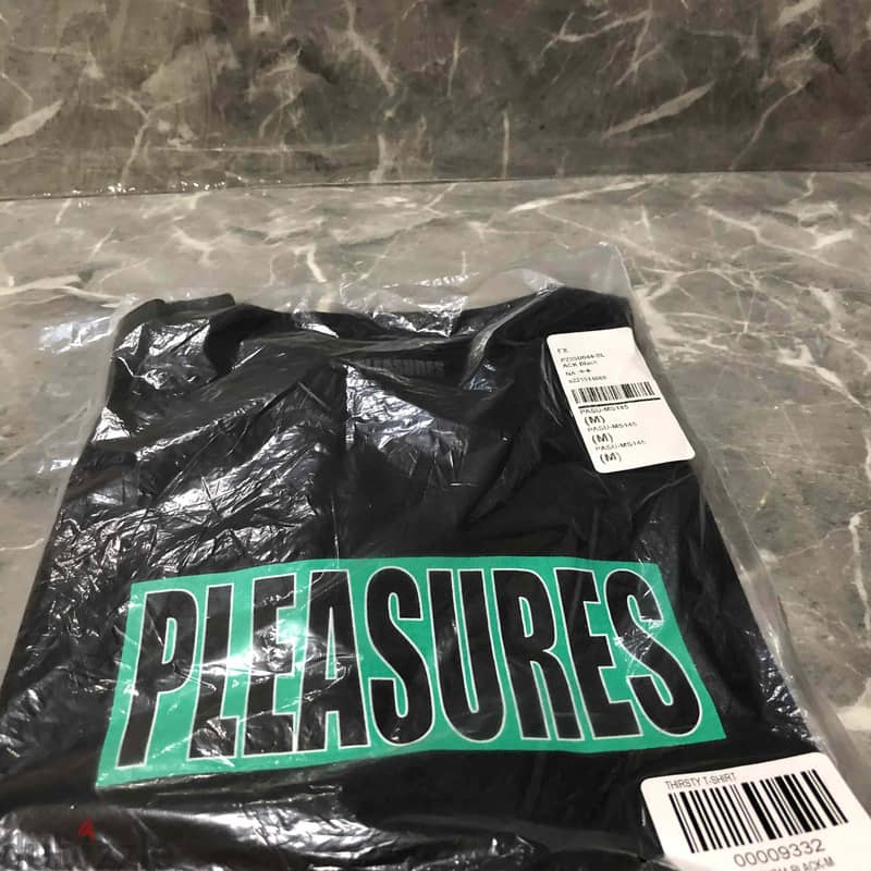 PLEASURES Thirsty T-Shirt SIZE M 4