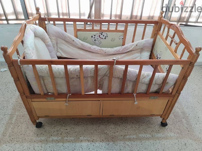 سرير طفل خشب مستعمل للبيع 0