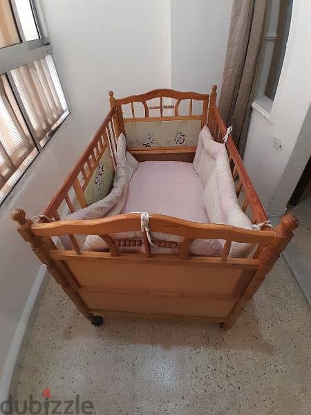 سرير طفل خشب مستعمل للبيع 1