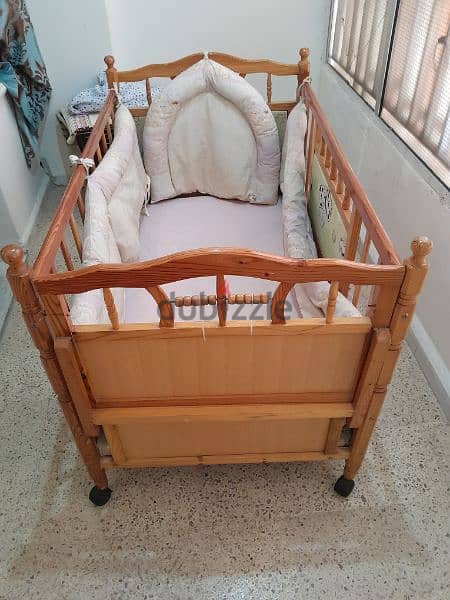 سرير طفل خشب مستعمل للبيع 2