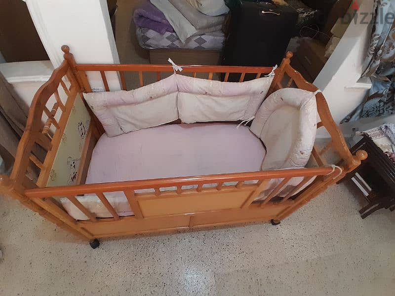 سرير طفل خشب مستعمل للبيع 3