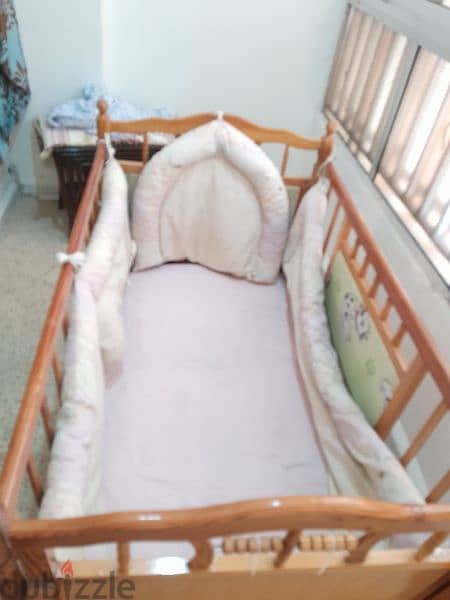 سرير طفل خشب مستعمل للبيع 4