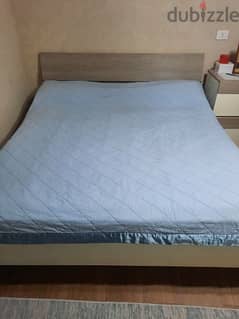 bed king size + mattress + comodes