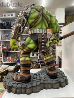 huge hulk king statue
