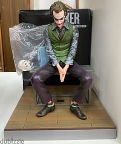 joker figure with its accessories