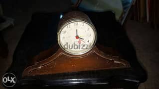 ساعة خشب عبطارية قديمة