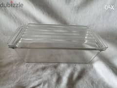 Pyrex cake dish with lid