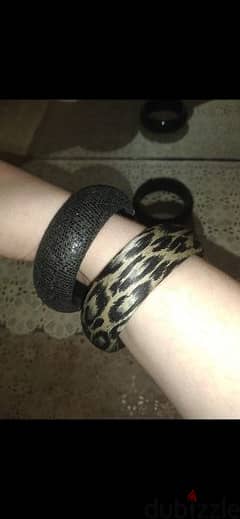 bracelet 2= 10$ bracelets high quality 2 black and 1 leopard