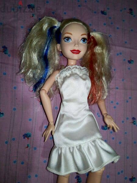 Offer: DESCENDANTS Disney Rare Great doll, articulated body parts=15$ 1