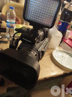 كاميرا فيديو للبيع مستعملة مع بطاريتين وشارج