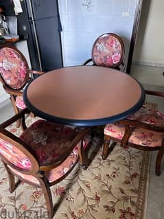 Round dining table with four classic chairs