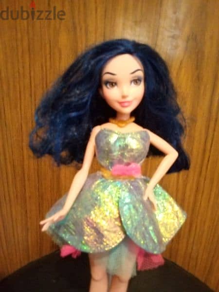 DEXENDANTS EVIE ISLE OF THE LOST Disney Great doll +her own shoes=15$ 0