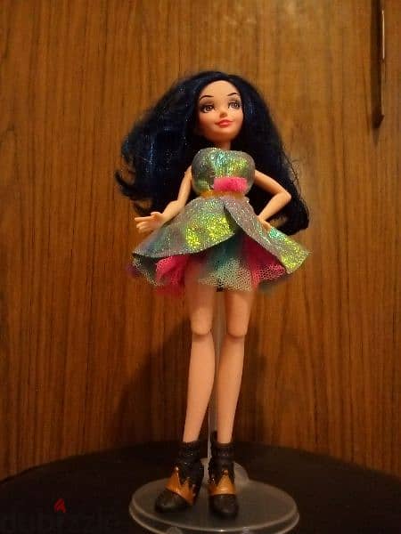 DEXENDANTS EVIE ISLE OF THE LOST Disney Great doll +her own shoes=15$ 1