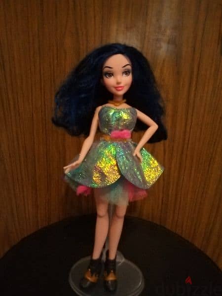 DEXENDANTS EVIE ISLE OF THE LOST Disney Great doll +her own shoes=15$ 5