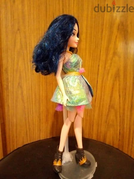 DEXENDANTS EVIE ISLE OF THE LOST Disney Great doll +her own shoes=15$ 2